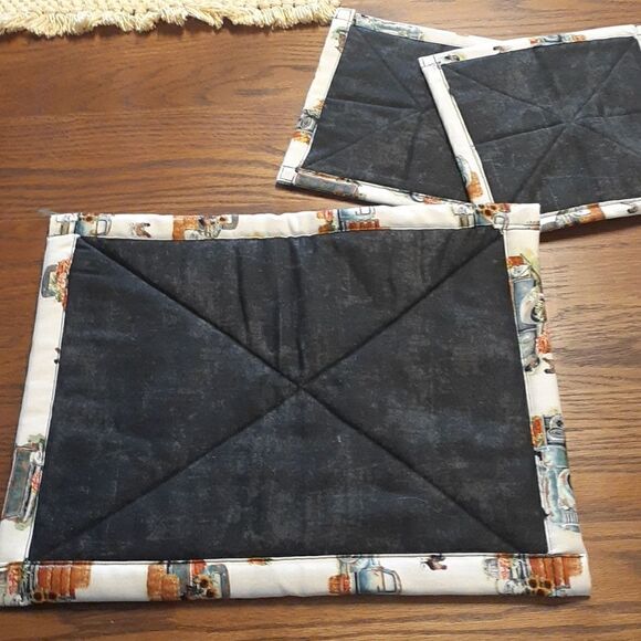 7 pc bundle 4 placemats & 3 pc hot pad set - Picture 6 of 6